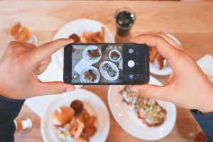 Smartphone com instagram novidades foto de comida