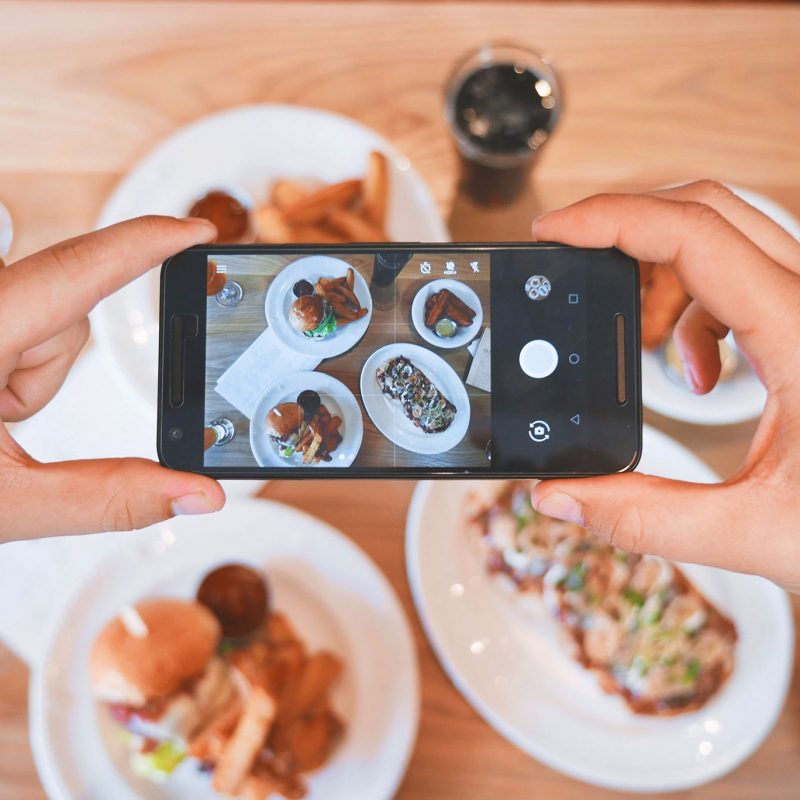 Smartphone com instagram novidades foto de comida
